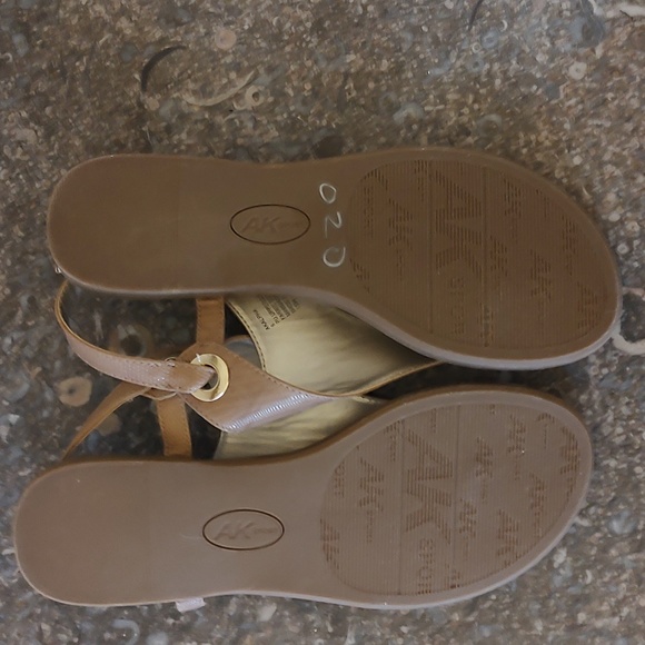 NWOT Anne Klein flat thong sandals in tan size 6 - Picture 6 of 8